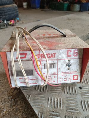 VENDU SUR DESIGNATION. 1 chargeur de batterie PRICAT C5