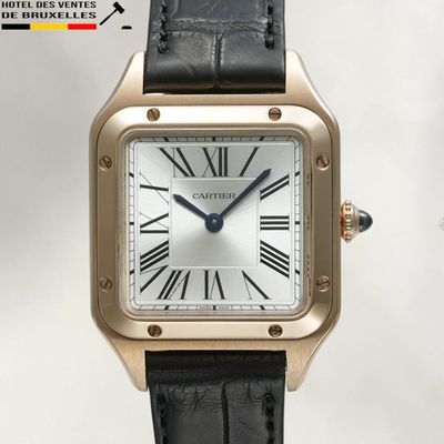 une photo d'une montre-bracelet en or avec un bracelet noir