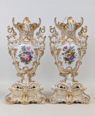 paire de vases anciens en porcelaine ornés de motifs floraux