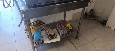 un micro-ondes posé sur un support métallique dans une cuisine