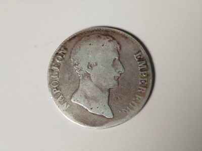 une vieille pièce d'argent sur laquelle est représenté le visage d'un homme