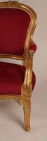 Paire de fauteuils en bois sculpté, mouluré et doré à décor … (photo 4)