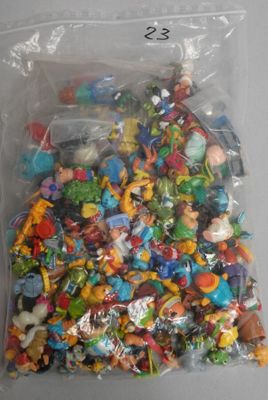 un sac rempli de petites figurines posées sur une table