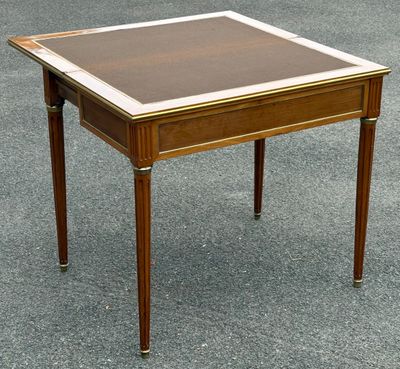 une petite table en bois avec un plateau en verre