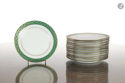 une pile d'assiettes posées les unes à côté des autres sur une table