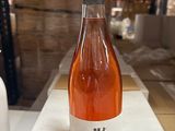 une bouteille de vin posée sur une table à côté d'une bouteille de vin