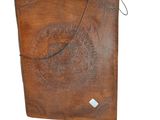 une image représentant un carnet en cuir marron avec une couverture en cuir