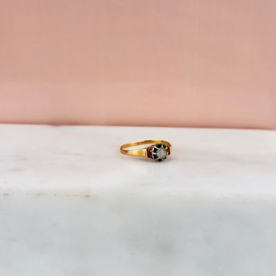 l'image d'une bague en or ornée d'un diamant noir