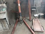 une photo d'un garage avec beaucoup d'outils sur le sol
