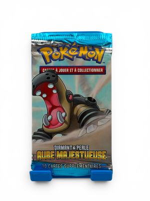 gros plan d'une boîte de cartes à collectionner pokemon sur fond blanc