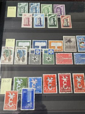 de nombreux timbres exposés dans une vitrine