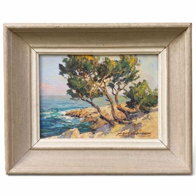 une image représentant un tableau d'un arbre sur une falaise au bord de l'océan