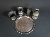 beaucoup d'objets en argent posés ensemble sur la table