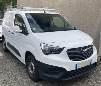 la camionnette blanche est garée devant un bâtiment