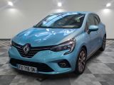 la voiture bleue est garée sur le sol en damier d'un garage