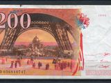une image d'un billet de banque avec la tour Eiffel en arrière-plan