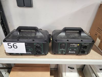deux générateurs portables noirs posés sur une étagère dans un magasin