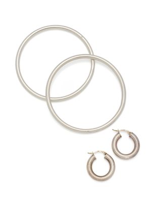 une paire de boucles d'oreilles créoles en argent et une paire de boucles d'oreilles créoles en argent