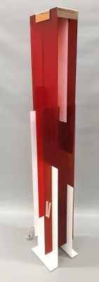 ROCHE BOBOIS : lampadaire en plexiglas blanc et rouge.