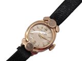 une image d'un gros plan d'une montre-bracelet sur un fond blanc