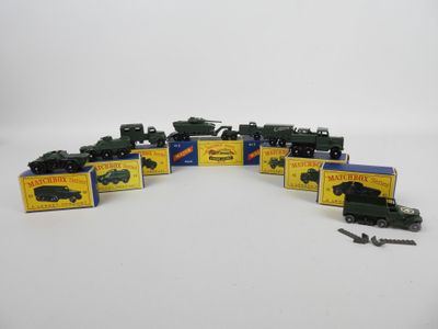 un grand nombre de trains miniatures posés sur une table