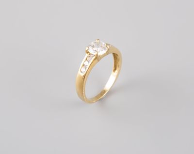 une bague en or jaune surmontée de trois diamants