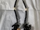 deux paires de boucles d'oreilles en perles noires et blanches ornées de nœuds