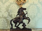 une statue de cheval posée sur une commode