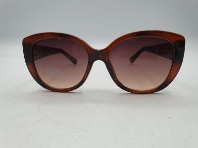 gros plan d'une paire de lunettes de soleil sur une surface blanche