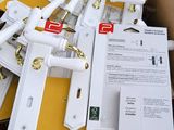 une boîte en carton contenant tout un tas de matériel de plomberie