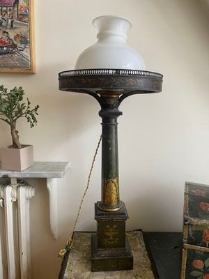 une lampe posée sur une table