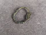 une bague qui a été laissée par terre