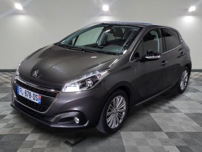 la voiture grise est garée sur un sol en damier dans le garage