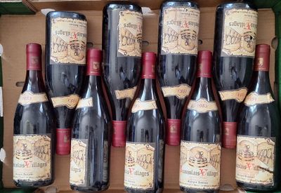 des bouteilles de vin rouge dans une boîte en carton, avec des étiquettes dessus