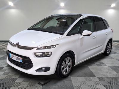 une citrole blanche garee sur un plancher en damier dans un garage