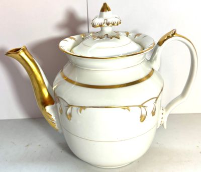 Cafetière en porcelaine blanche à décor doré, côtes en relie…