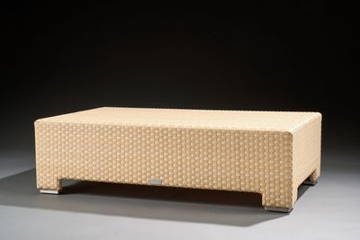 une photo d'une table basse recouverte d'un plaid beige