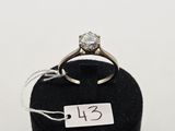une photo d'une bague en diamant sur laquelle figure une étiquette de prix