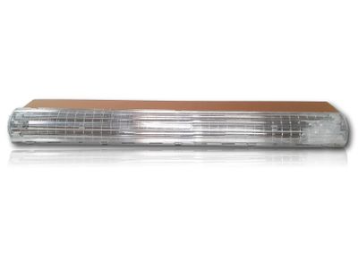 un gros plan d'une lampe sur une surface blanche