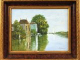 une peinture à l'huile représentant une maison au bord de l'eau, avec un voilier en arrière-plan