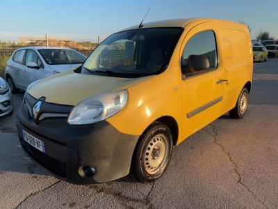 La camionnette jaune est garée sur le parking, à côté d'autres voitures.