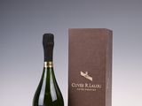 la bouteille de champagne est à côté de la boîte sur la table