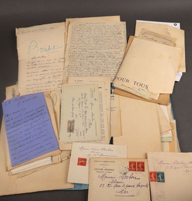 quelques vieilles lettres et enveloppes posées sur une table