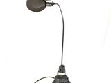 l'image d'une lampe posée sur une table