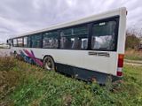 un bus garé sur le bord de la route