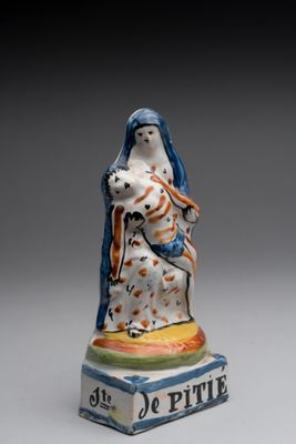 figurine d'une femme tenant un enfant dans ses bras