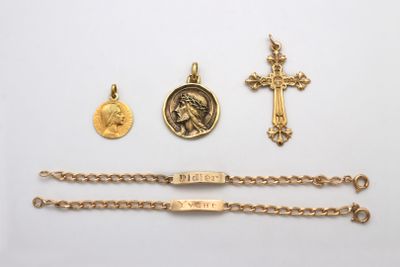 un ensemble d'objets religieux comprenant une croix, une médaille et une médaille