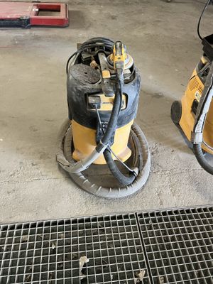 a machine that is sitting on the floor in the garage