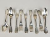 beaucoup de cuillères et de fourchettes en argent sur la table