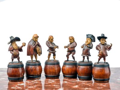 cinq figurines de pirates posées sur des tonneaux en bois